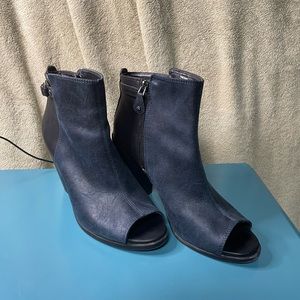 Simply Vera Vera Wang peep toe booties size 10